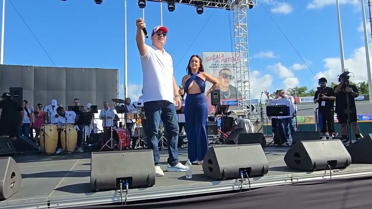 Daniela Darcourt en el 40mo Dia nacional de la salsa en Puerto Rico
