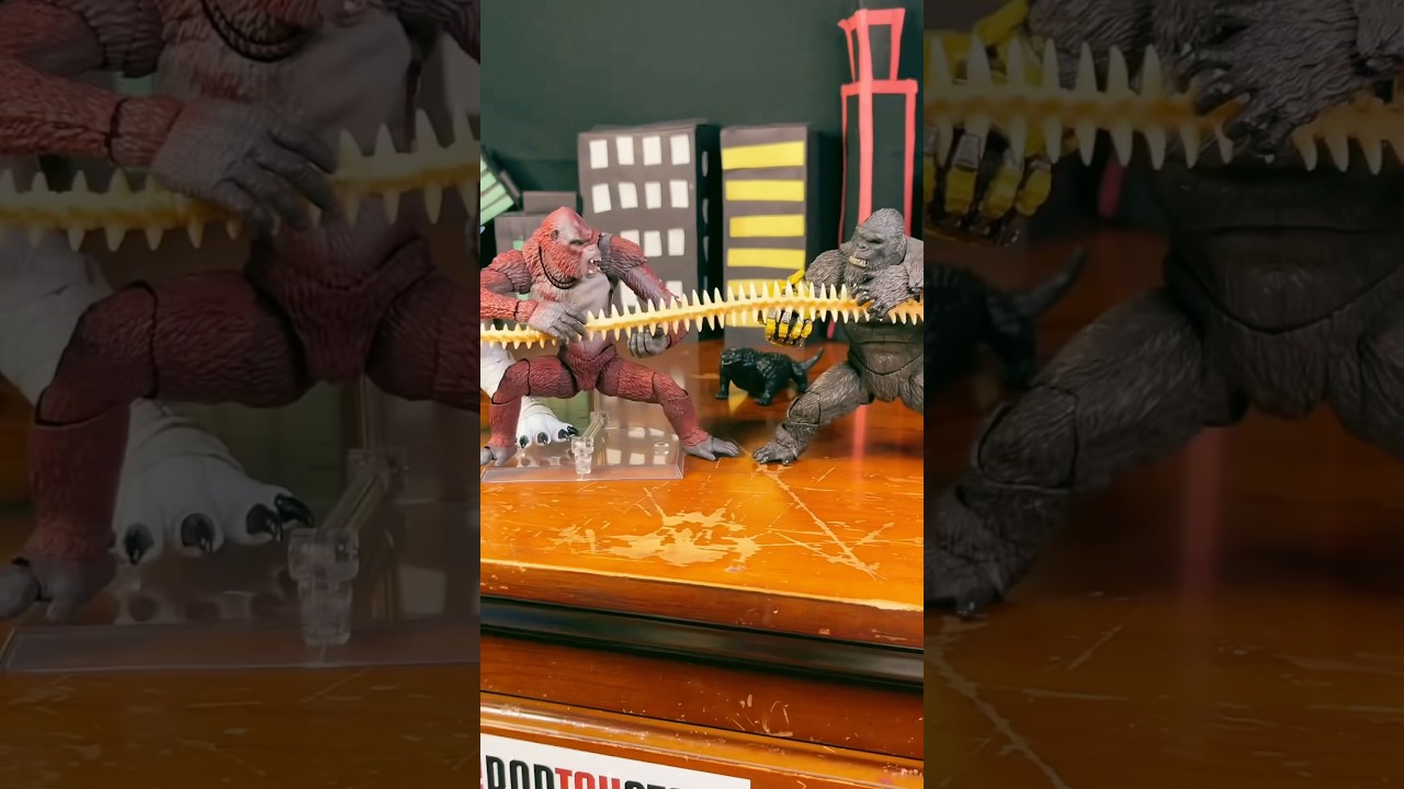 Годзилла Конг против Скаркинга и Шимо в перетягивании каната 