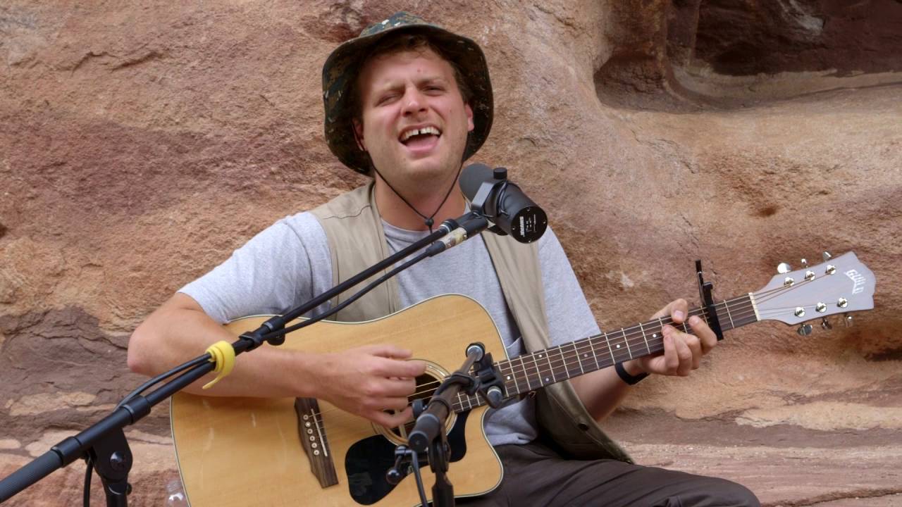 Mac DeMarco plays 