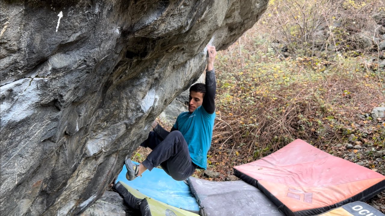 Rioupéroux Bouldering :  Hypnose, départ assis, 8a/+