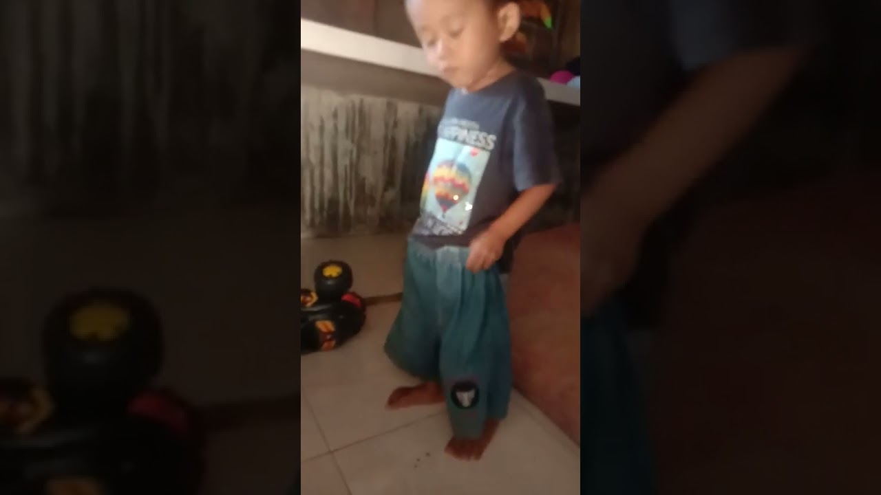 belajar memakai celana sendiri