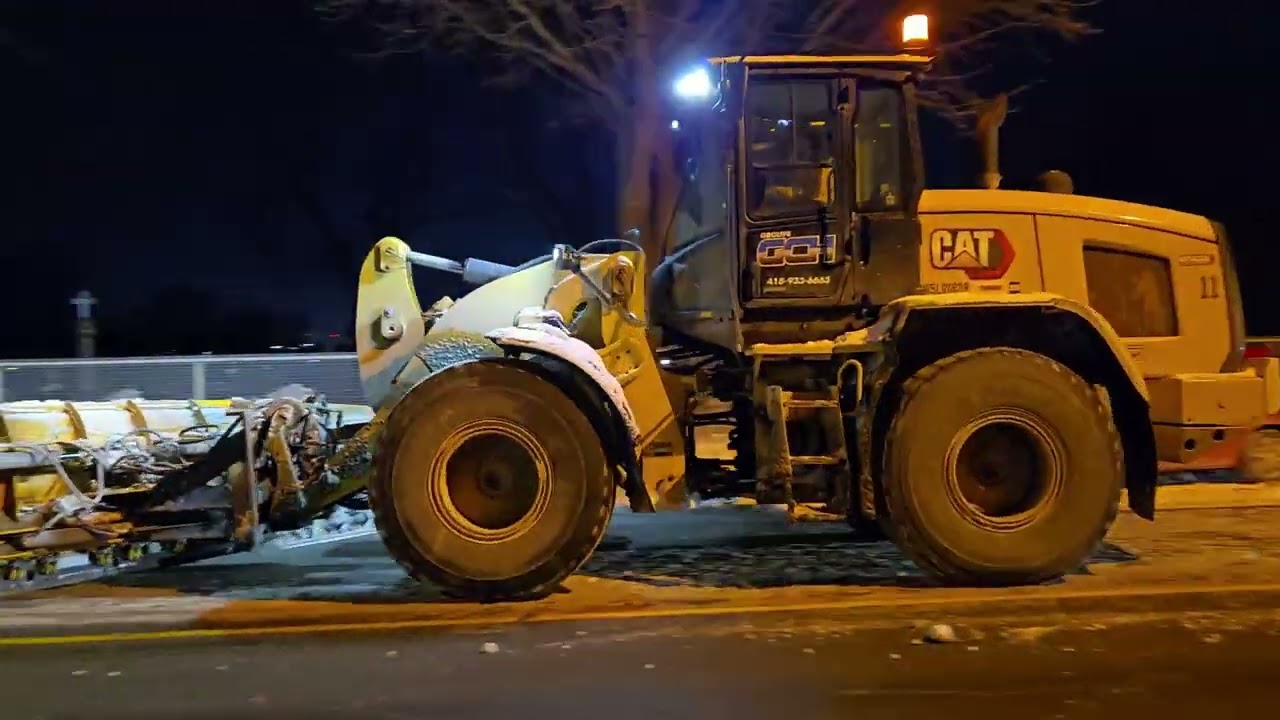 Street Snow operation for sidewalk machines