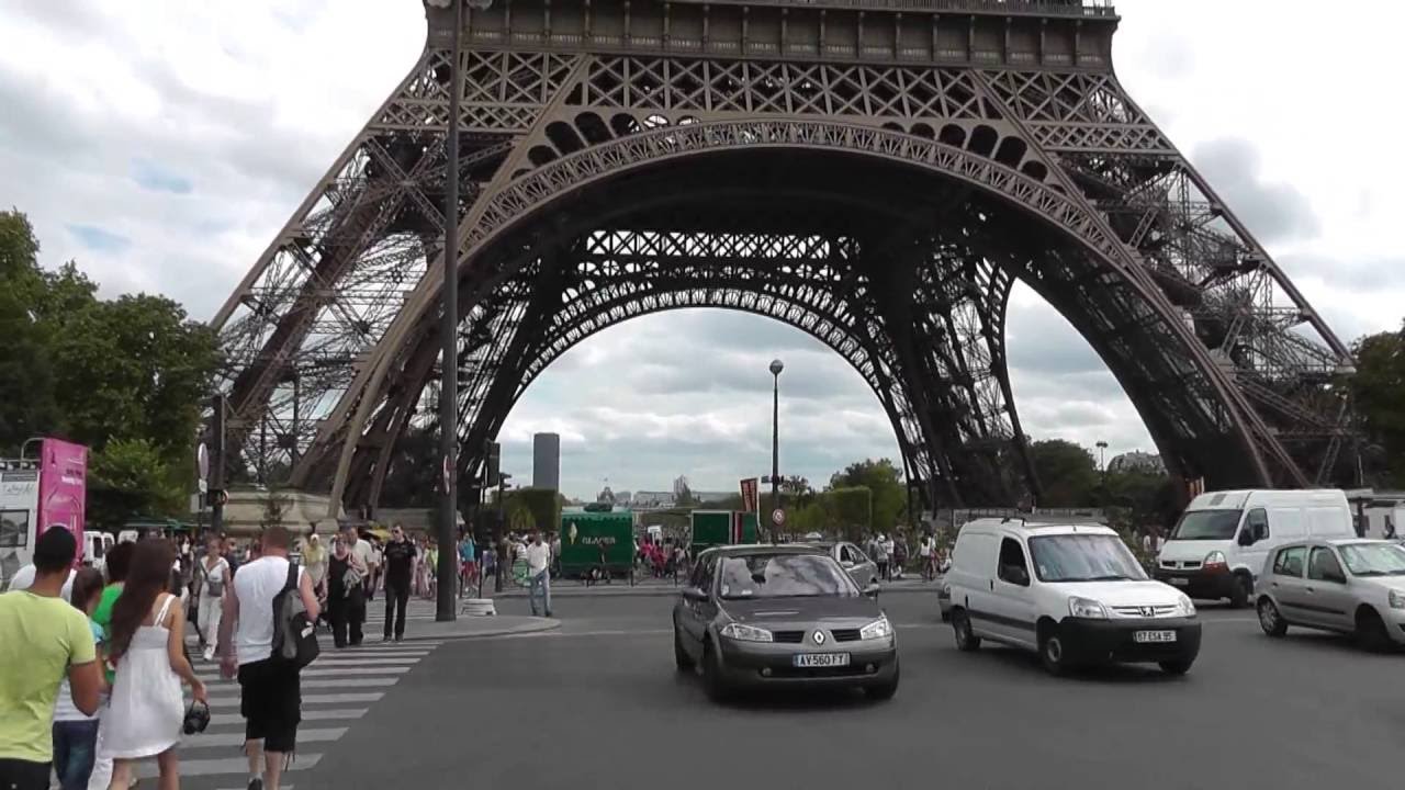 Paris: Eiffelturm steht auf dem Mars [-Feld]. The Eiffel Tower stands on Mars [field]