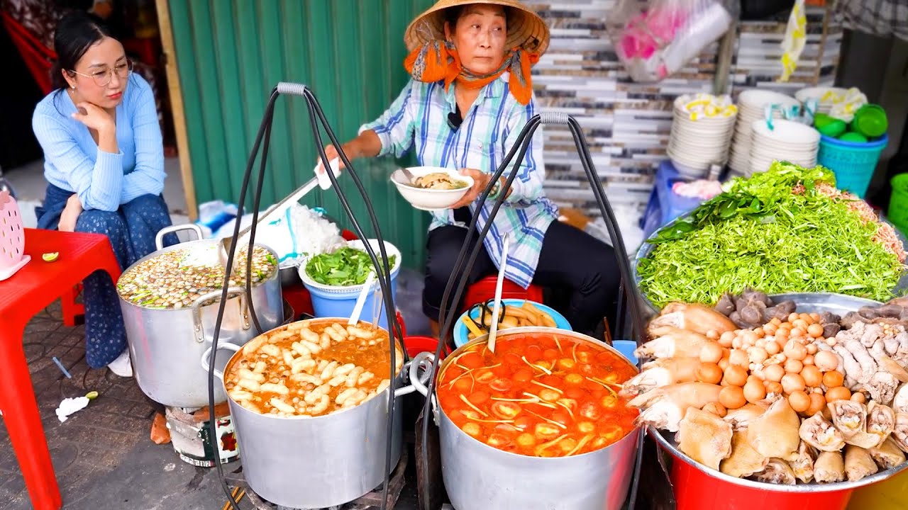 Khó tìm nhất Gánh Bánh Canh Nấm Rơm, Bún Riêu lâu đời, tô topping ngập tràn ngon rẻ chỉ từ 20 ngàn