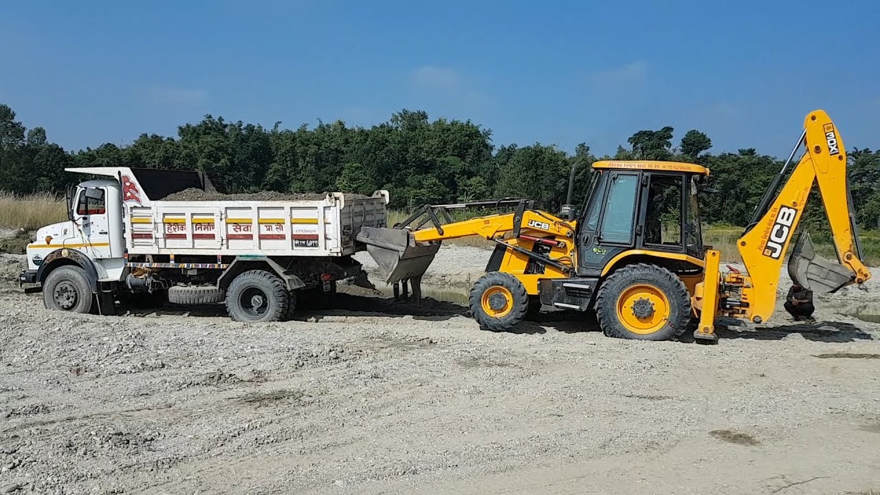 JCB Dozer Pushing Truck - JCB Working on Sandy Place