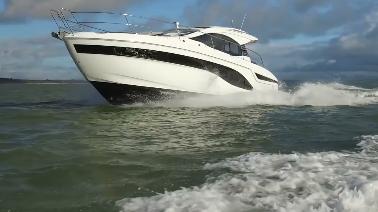 BAVARIA SR41 Power Yacht Walk through