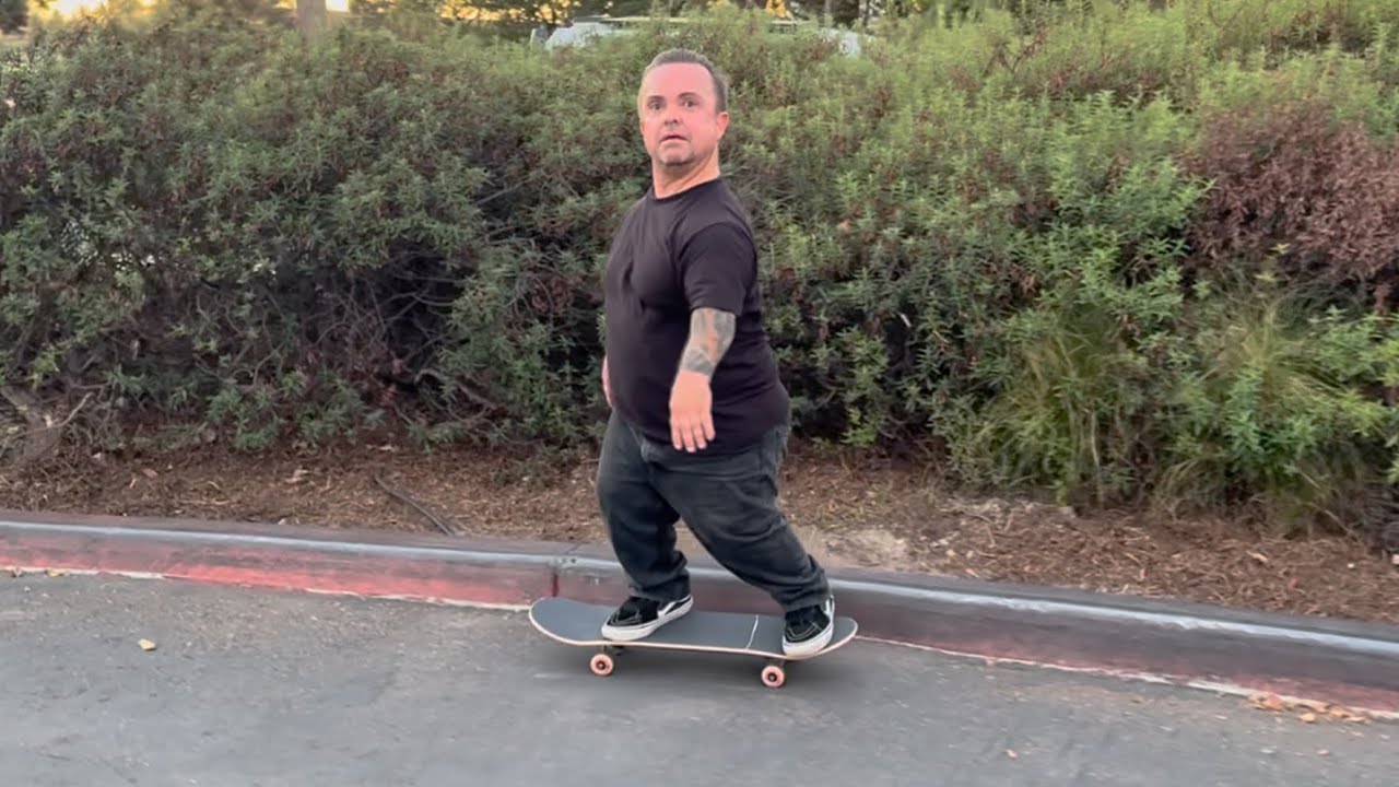 Катание по бордюрам с маленьким человечком