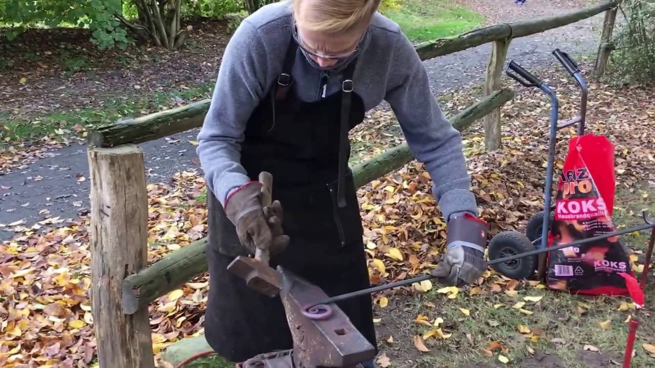 Schmieden vor der historischen Schmiede im Museumsdorf Cloppenburg