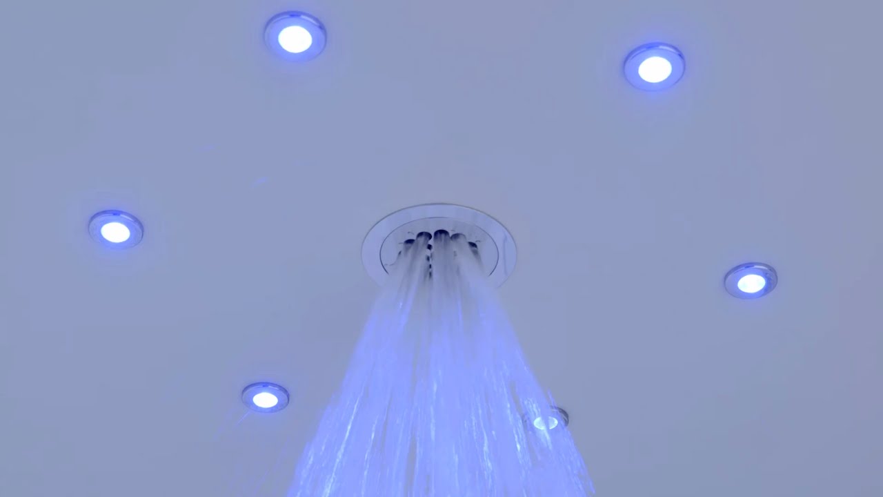 DECKENINTEGRIERTE SCHWALLDUSCHE MIT KÜBELDUSCHENEFFEKT