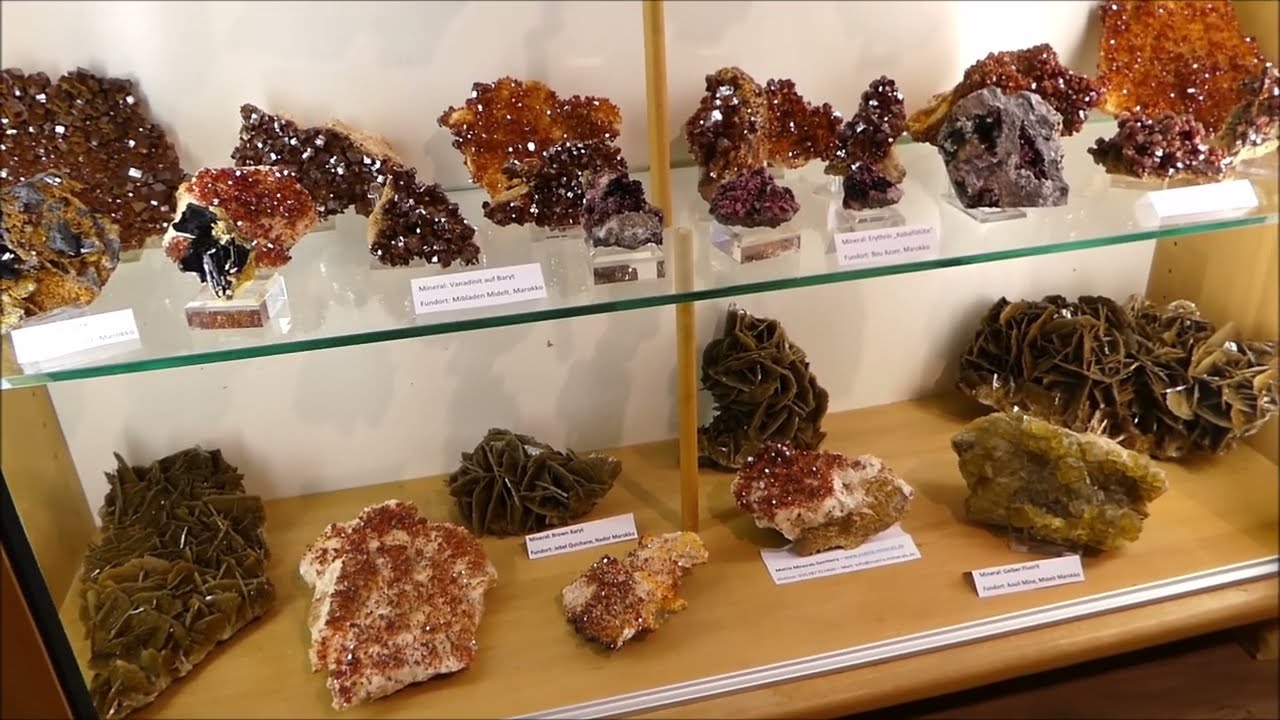 The Mineral Showcase # 7 - Diverse Mineralien aus Marokko