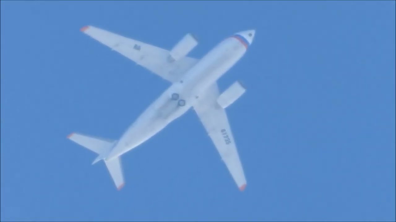 Высоко в небе редкий самолёт Ан-148-100Е с девушкой-пилотом на борту
