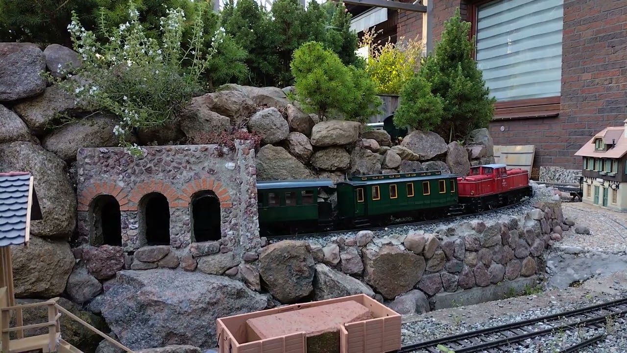 Die LGB 2051 zieht mit den umgebauten LGB Wagen ihre Runden.