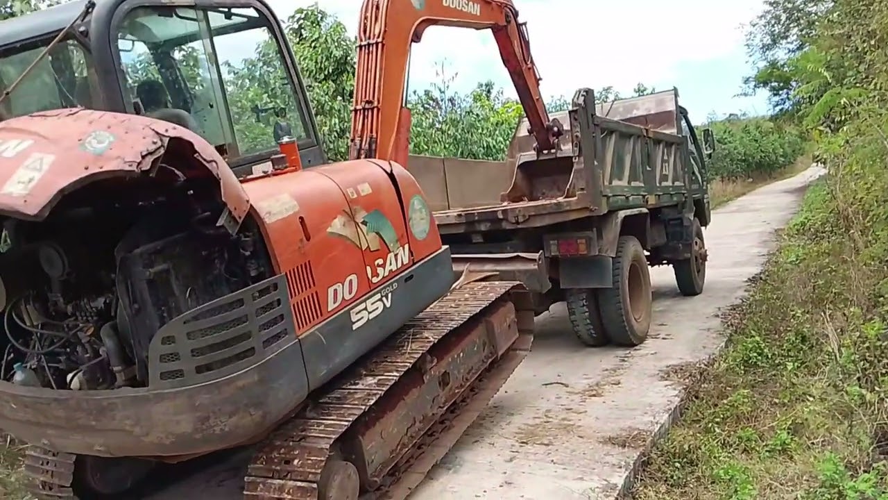 Xe muc đá bờ sông