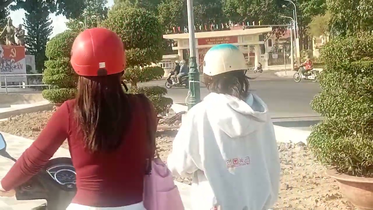 DU KHÁCH THAM QUAN LÀNG CHÀI ĐẸP , NGẮM CẢNH MÙA XUÂN  .