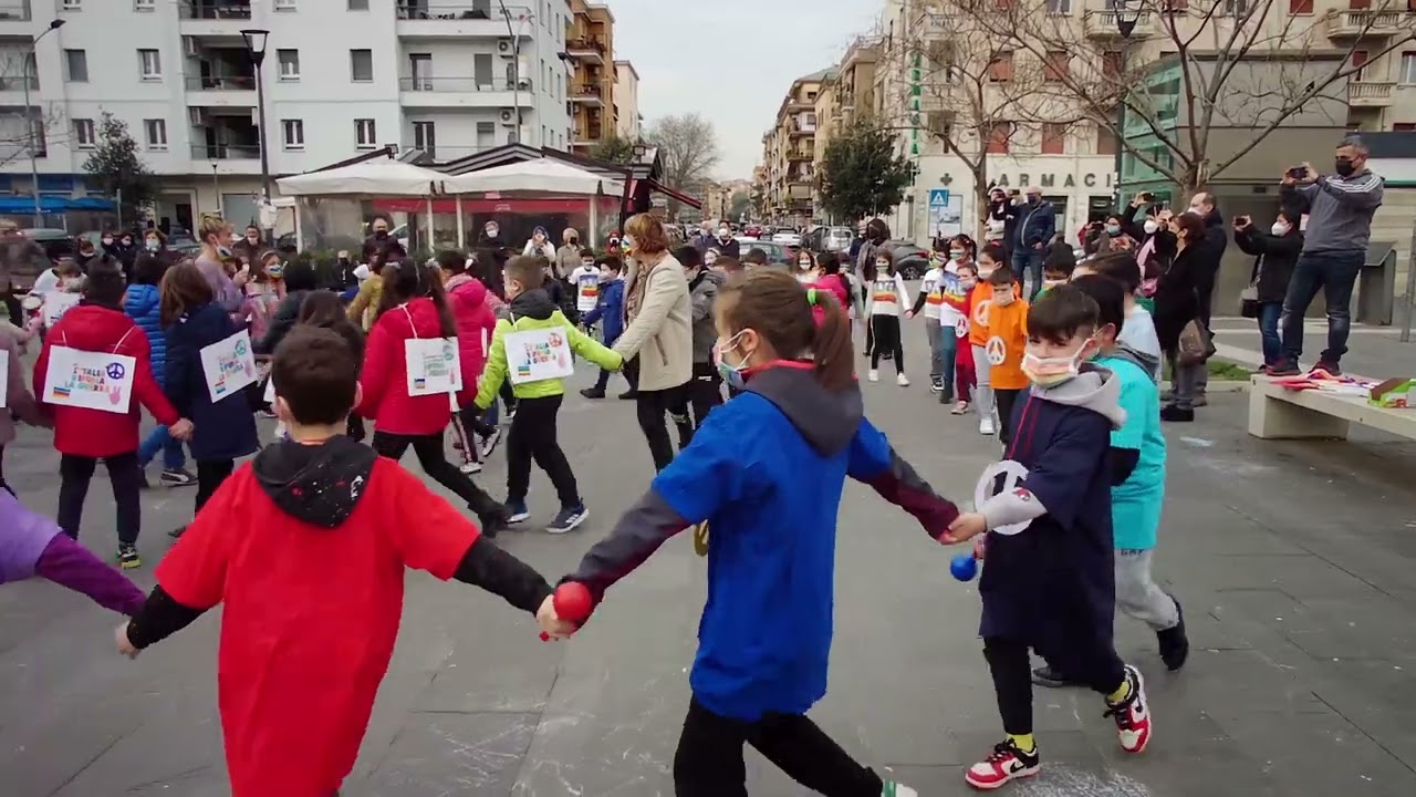 UN FLASH MOB PER CHIEDERE LA PACE -  Alunni della Scoula dell'Infanzia e Primaria Renzo Pezzani