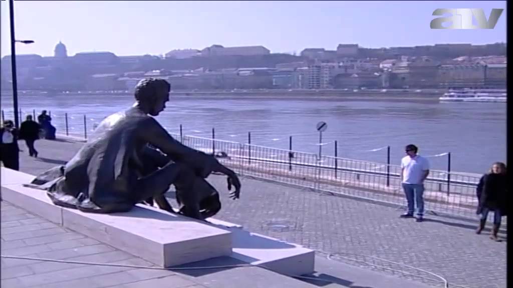 A fel&uacute;j&iacute;tott Kossuth t&eacute;r