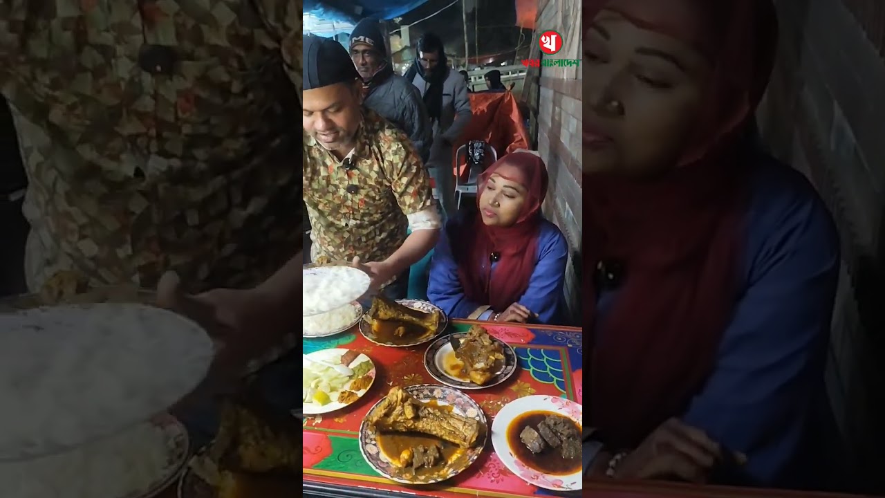 রাস্তা পাশে সুস্বাদু খাবার 