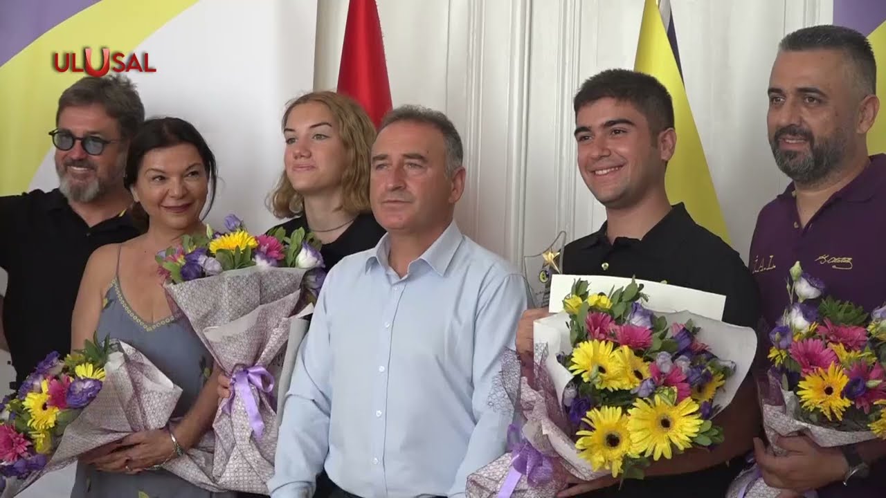 İzmir Atatürk Lisesi YKS şampiyonları Selin Aşıkiraz ve Berkay Kaçargil'i  ödüllendirdi