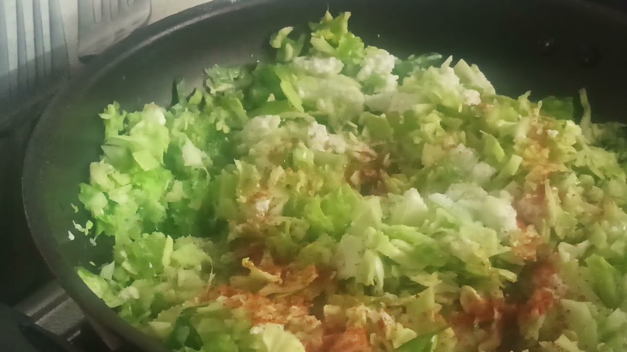वेज मोमोज यामिनी की किचन में।