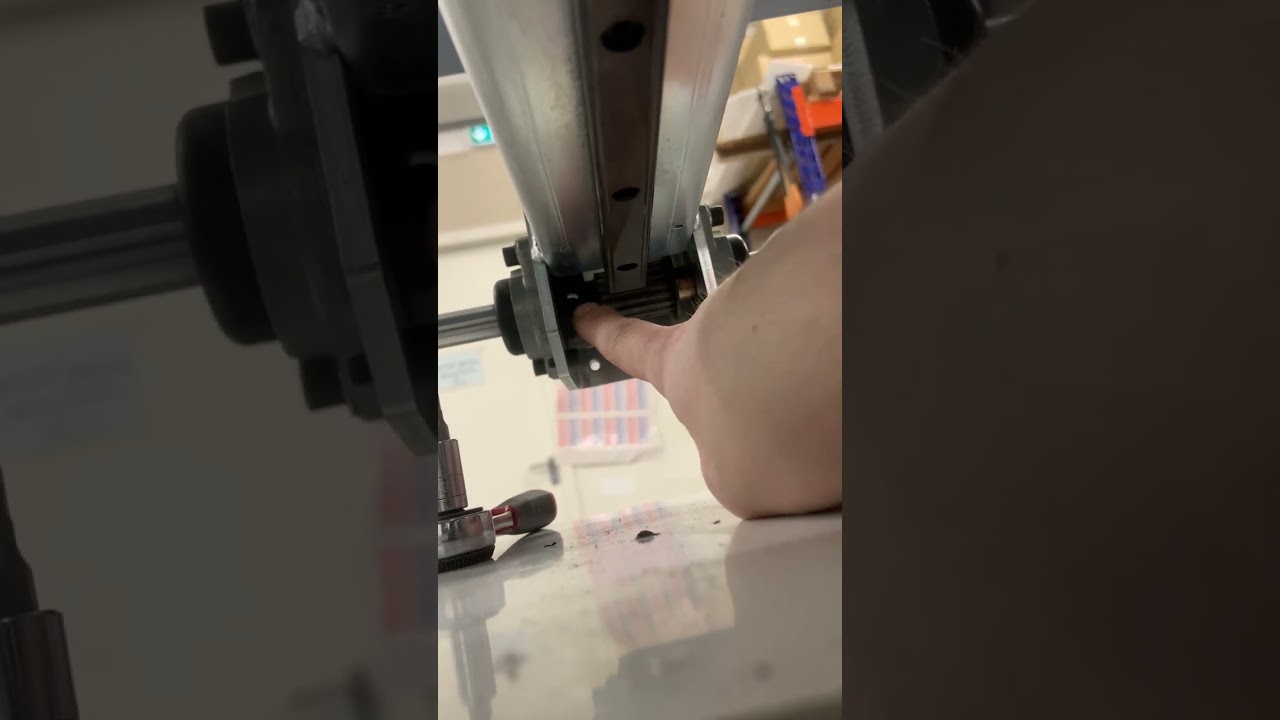 Démontage et réglage courroie pantographe multitêtes Barudan