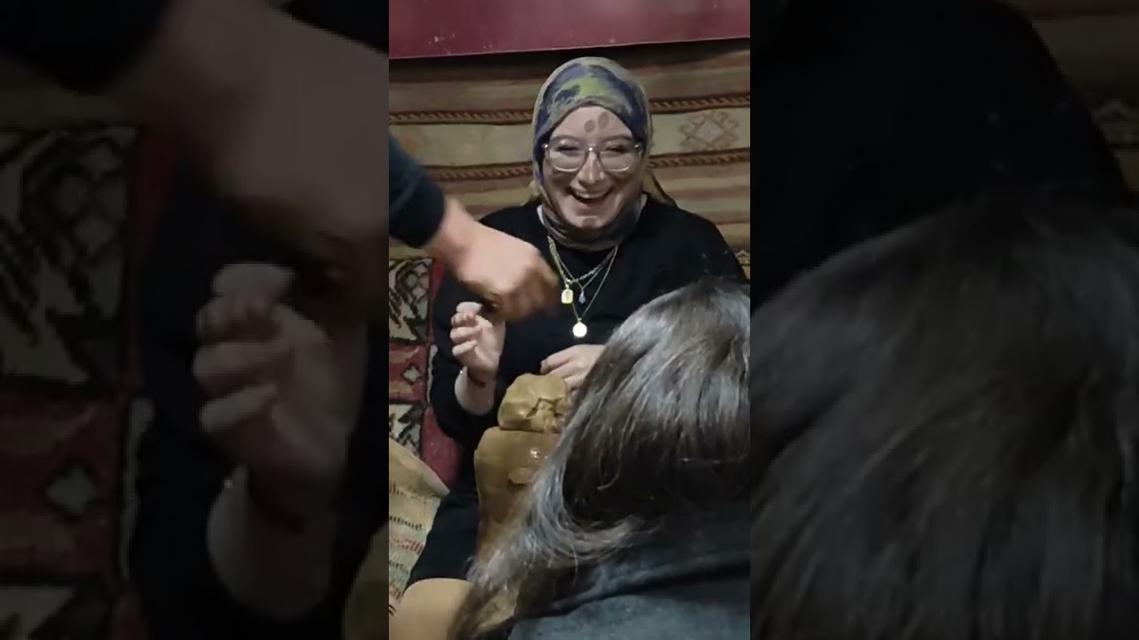 Avanos  Cappadocia   صناعة الفخار وتجربة إحدى السائحات - كابادوكيا افانوس
