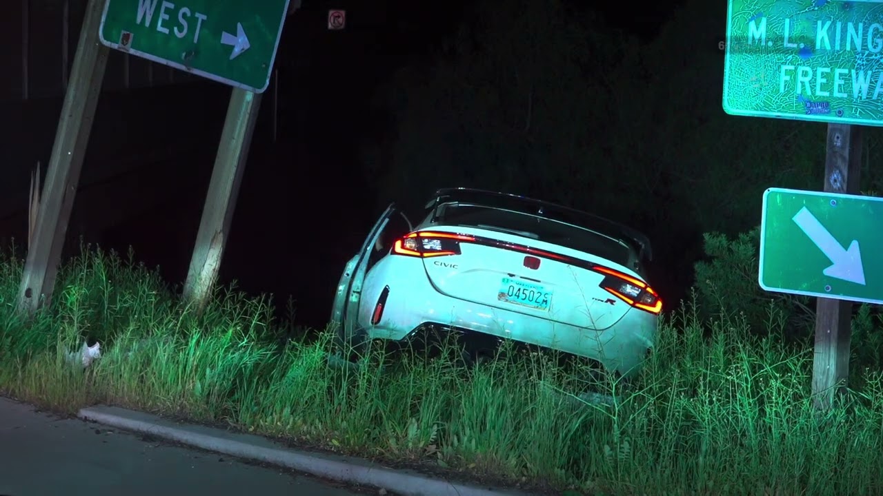 Превысив скорость, подозреваемый в ДТП попал в аварию, пытаясь скрыться от дорожной полиции Калиф...