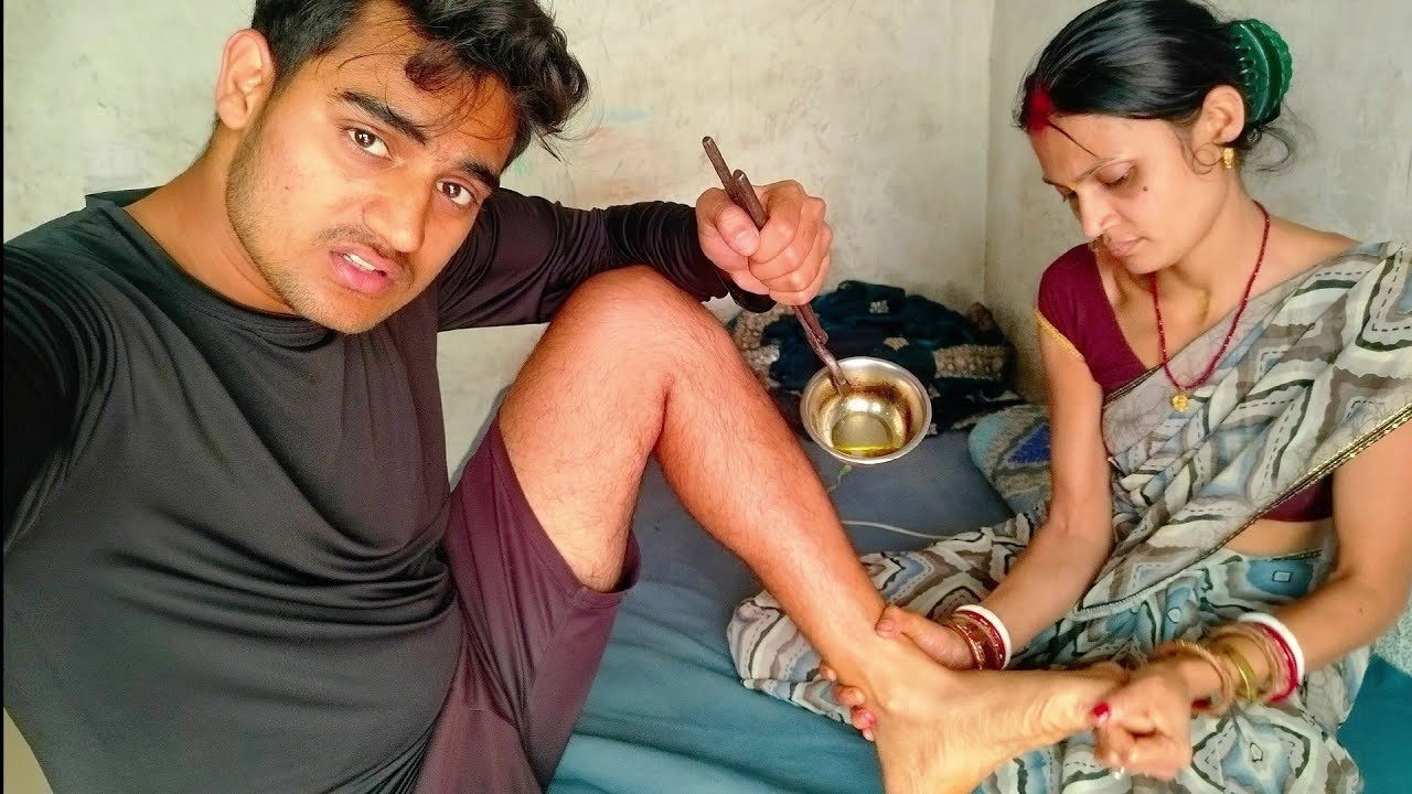 Garam Tel Dal Diya Mummy Ne pair Me 😱 Kyu 