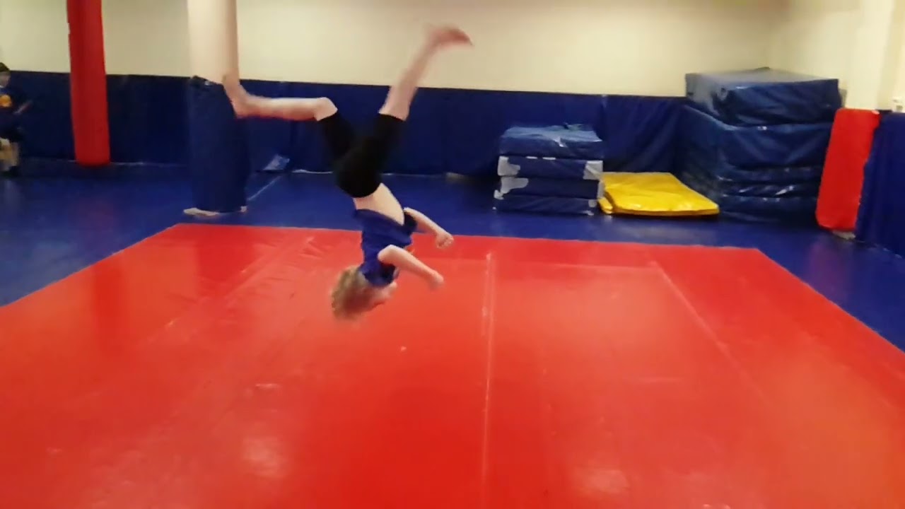 Артём 8 лет  рондат фляк сальто фляк сальто