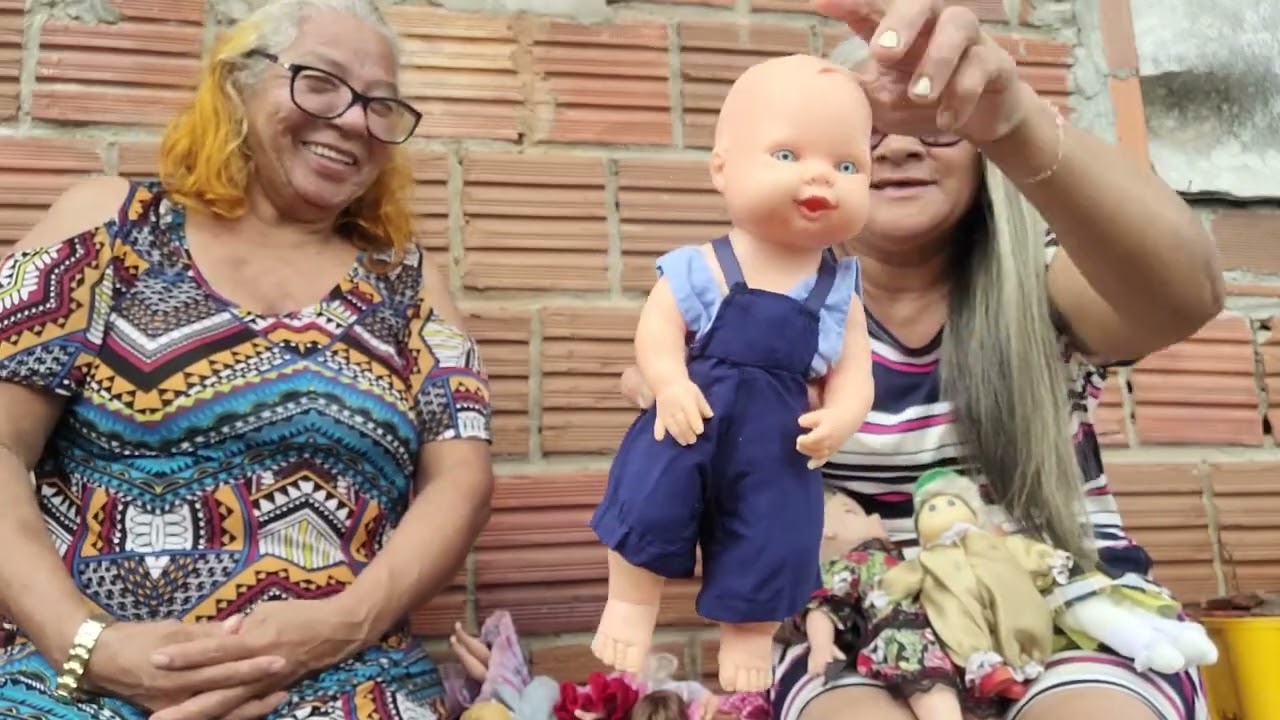 ELA FAZ MUITAS ROUPAS👗de BONECAS🙋‍♀️NA MÃO👏