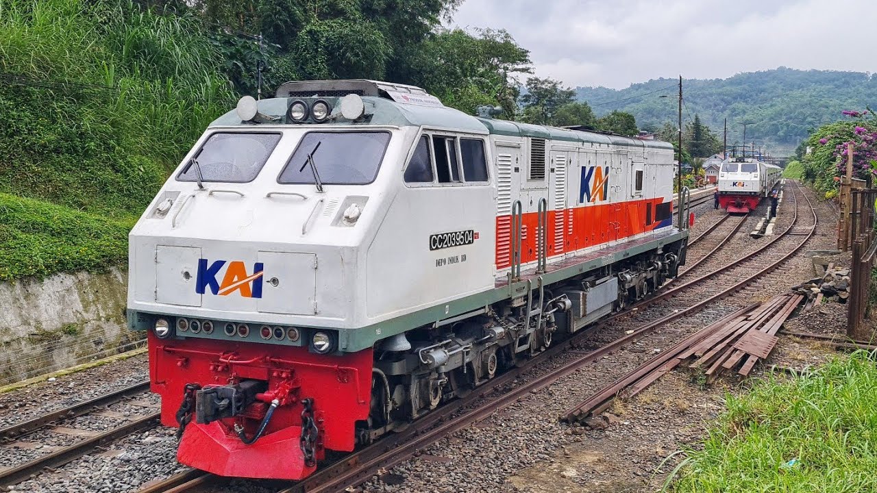 KERETA PASUNDAN MOGOK, LOKOMOTIF CADANGAN GERAK CEPAT MELUNCUR !