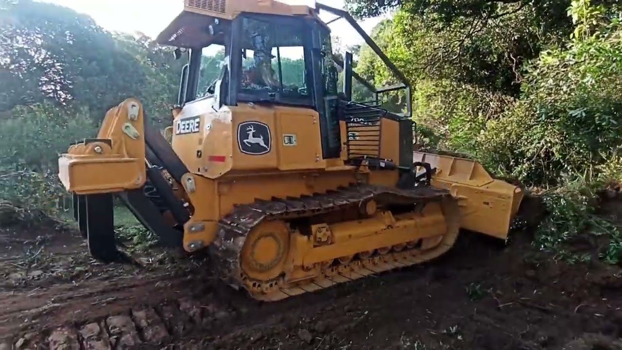 Trator de esteira Jhon Deere 700j derrubando mato valendo!!!