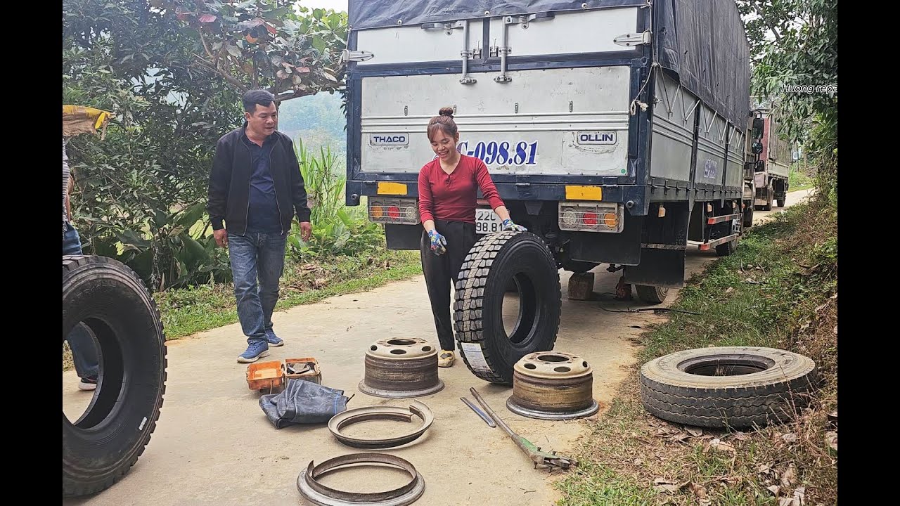 Horrible tire explosion when truck carrying heavy goods, girl rescues vehicle on the road