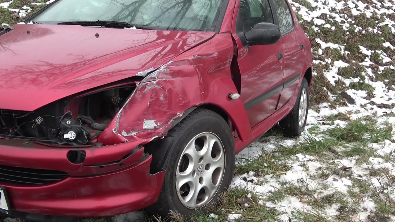 Útszéli történetek #22 Különös módon került árokba egy zavart sofőr Peugeot-ja Nemesbőd közelében