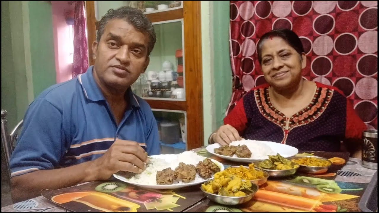 Bhaat,dhonepata bata, bora,fulkopi chochori, hate makha kacha tomato diye kachki maach/eating show