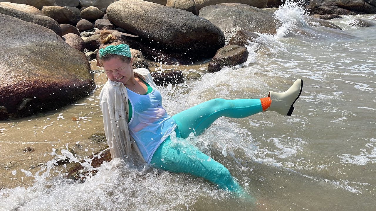 Bright leggings, white top, shirt and rubber boots. Sponsors can watch the continuation of the video