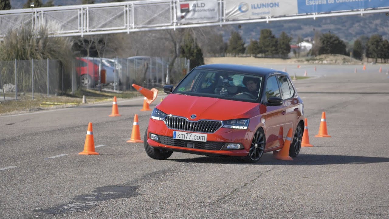 Škoda Fabia 2019 - Maniobra de esquiva (moose test) y eslalon | km77.com