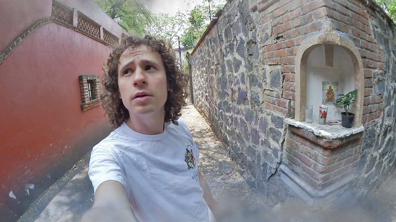 Caminando por un callejón supuestamente EMBRUJADO...