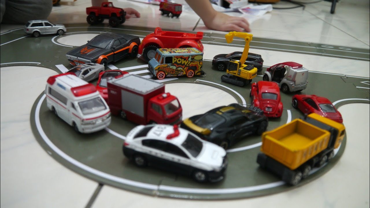 TOMICA火柴盒車遊戲｜模型造鎮｜交通塞車遊戲 救護車 警車 挖土機 傾卸卡車 垃圾車 賽車跑車通通上路【 love TV小寶愛你笑】