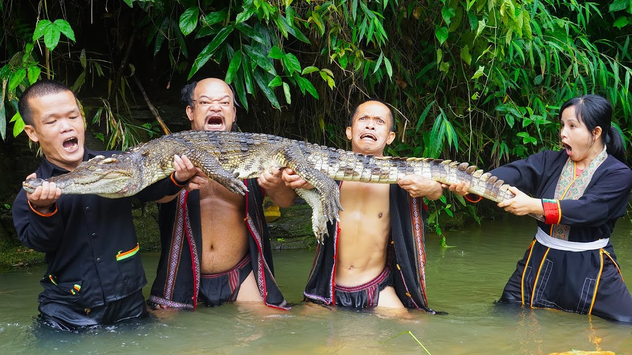 Dwarf Family and theTribe Catch and Process Whole Crocodile | Dwarf Family and Dwarf Food