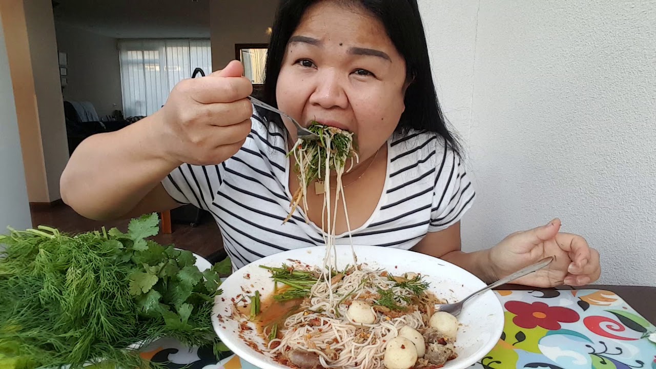 กินขนมจีนเผ็ดๆ(ผักมาเป็นสวนอีกแล้วขำเม้นต์หนึ่งอย่างฮาๆ) เพจชื่อ ครัว ออลแลนด์