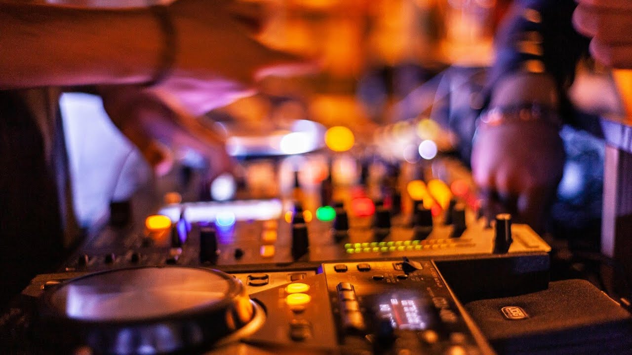 DJ Mark brings the heat to the outdoor party scene! Watch his live set.