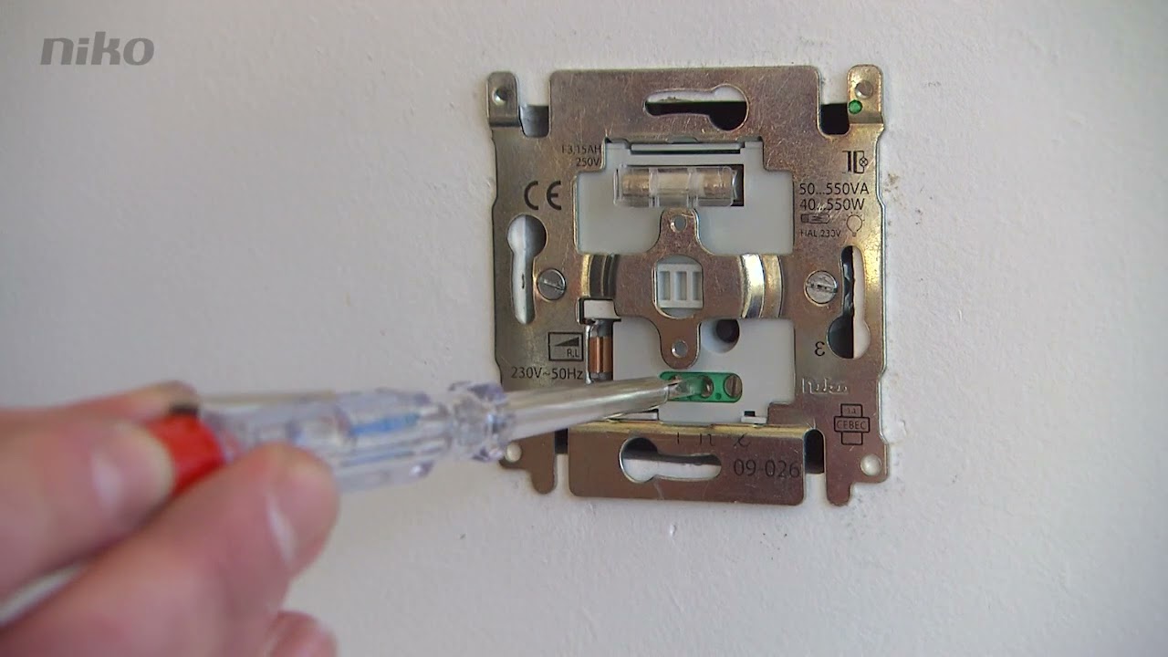 Comment installer un variateur à bouton-poussoir Niko ? - une vidéo de 123 Install