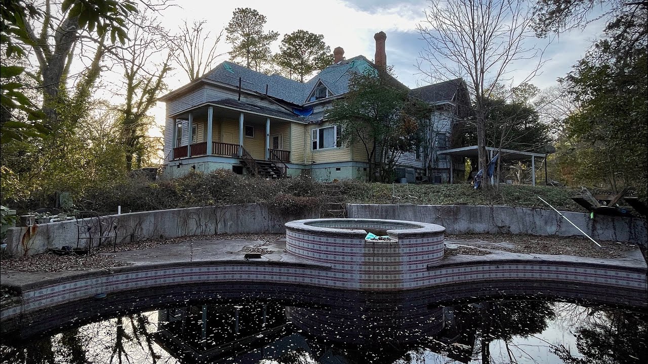 The Absolutely Magnificent Abandoned Collin’s Estate Packed & Left Forgotten in The Carolinas