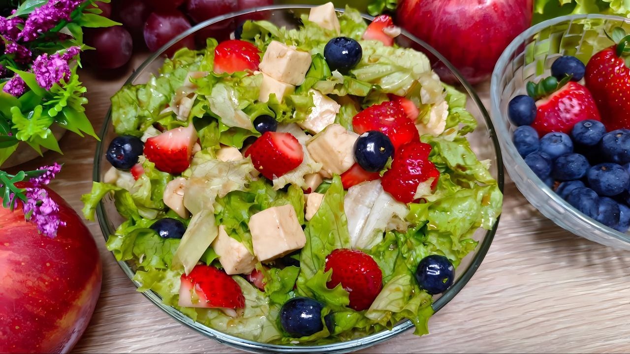 La ensalada de mango más fácil y deliciosa con lechuga, fresas y yogurt que probarás hoy 🍓