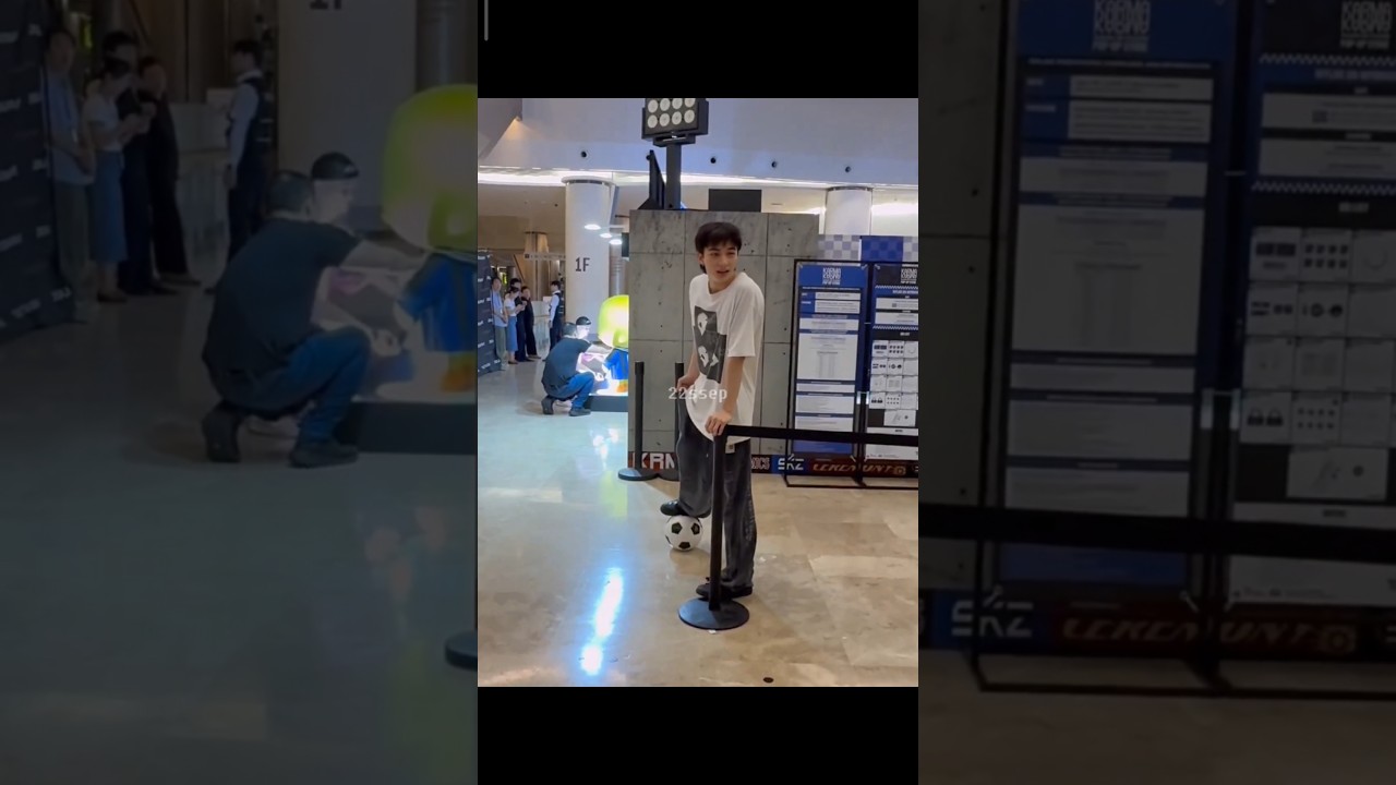 Hyunjin in the pop-up store 