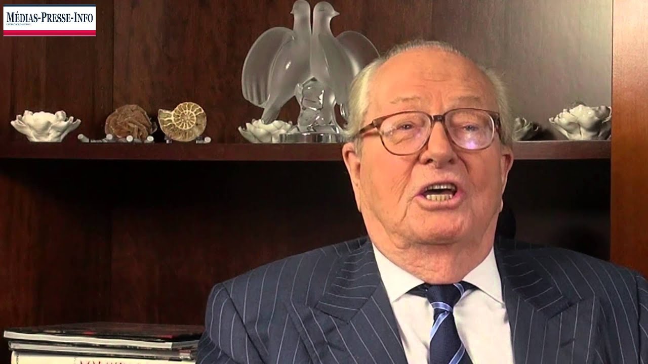 Jean-Marie Le Pen chante Noël.