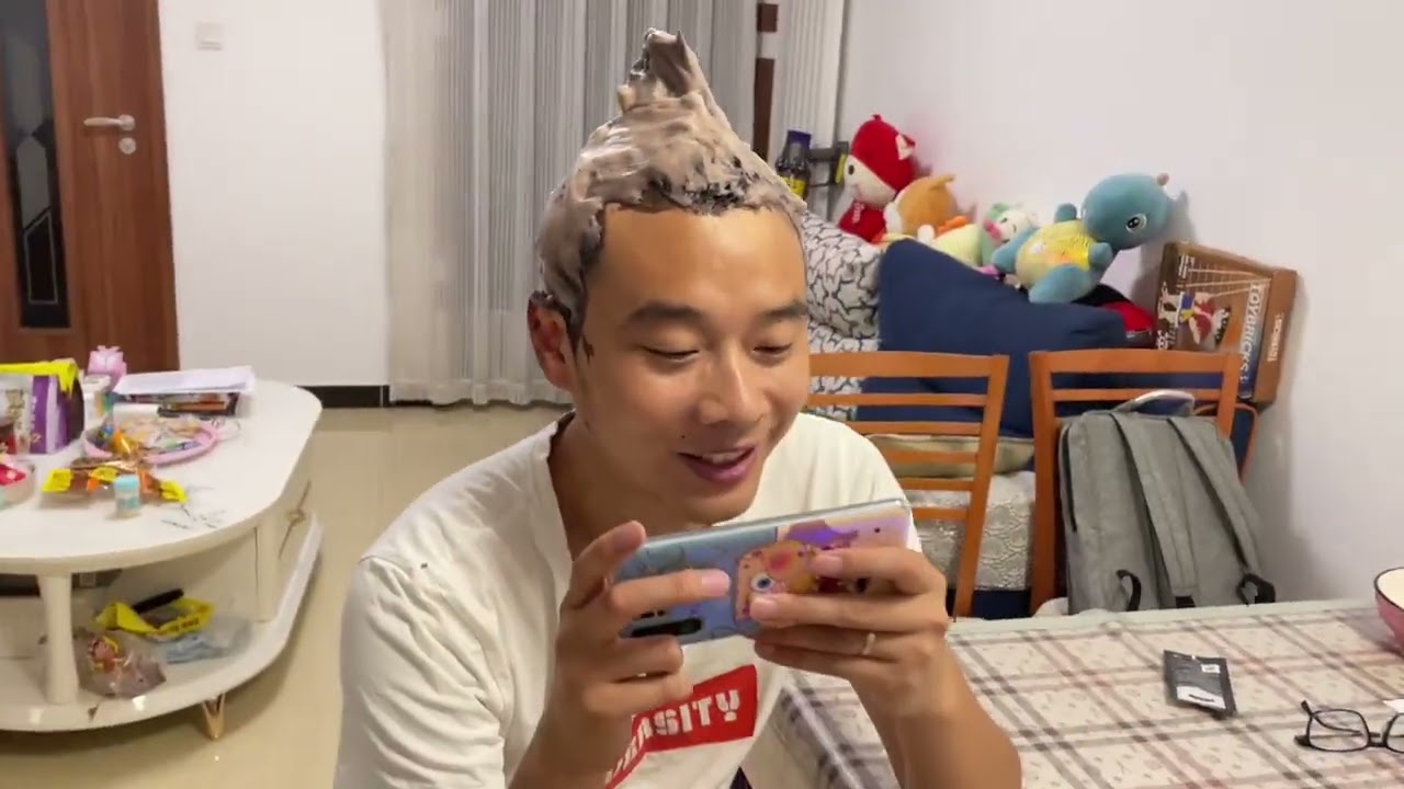 北漂90后媳妇给80后老公染发，30+头发就白了，可知压力有多大