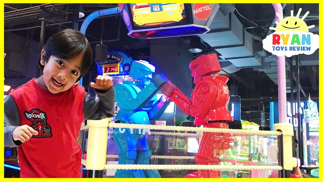 Ryan plays giant Life size Rock 'em Sock 'em Robots Game