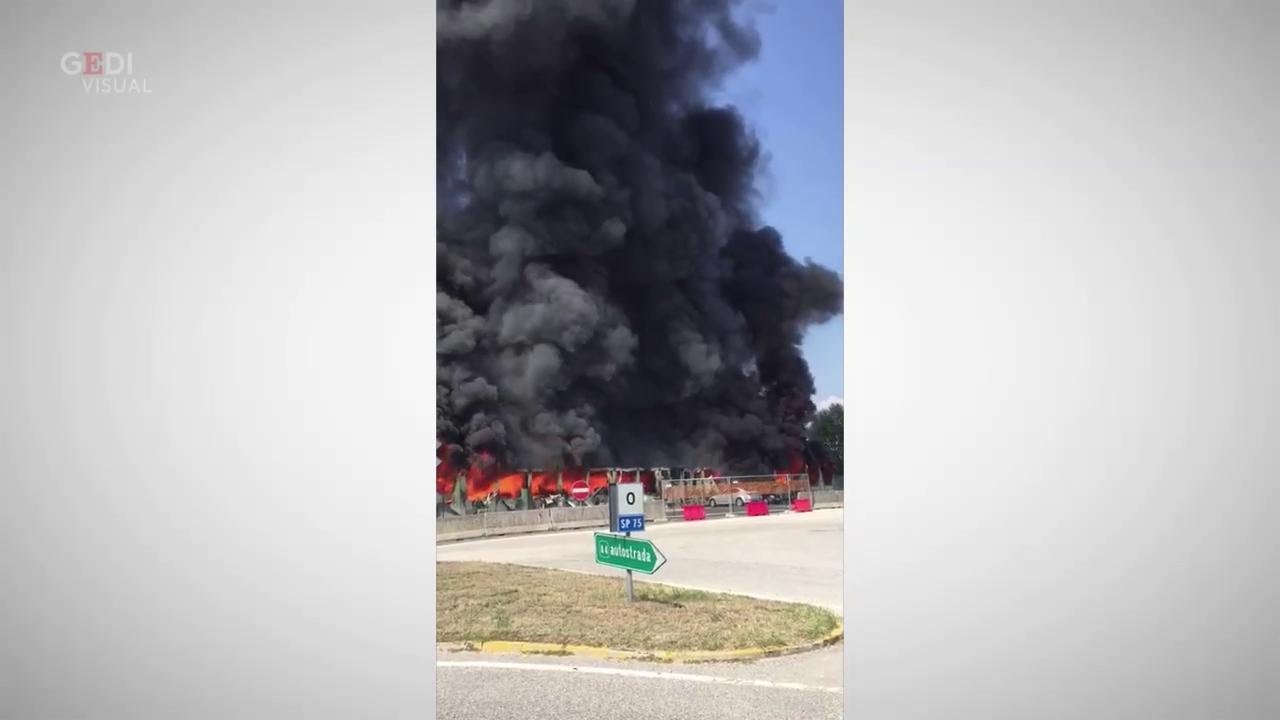 Terza corsia, in fiamme l'ex casello di Ronchis: distrutti gli uffici