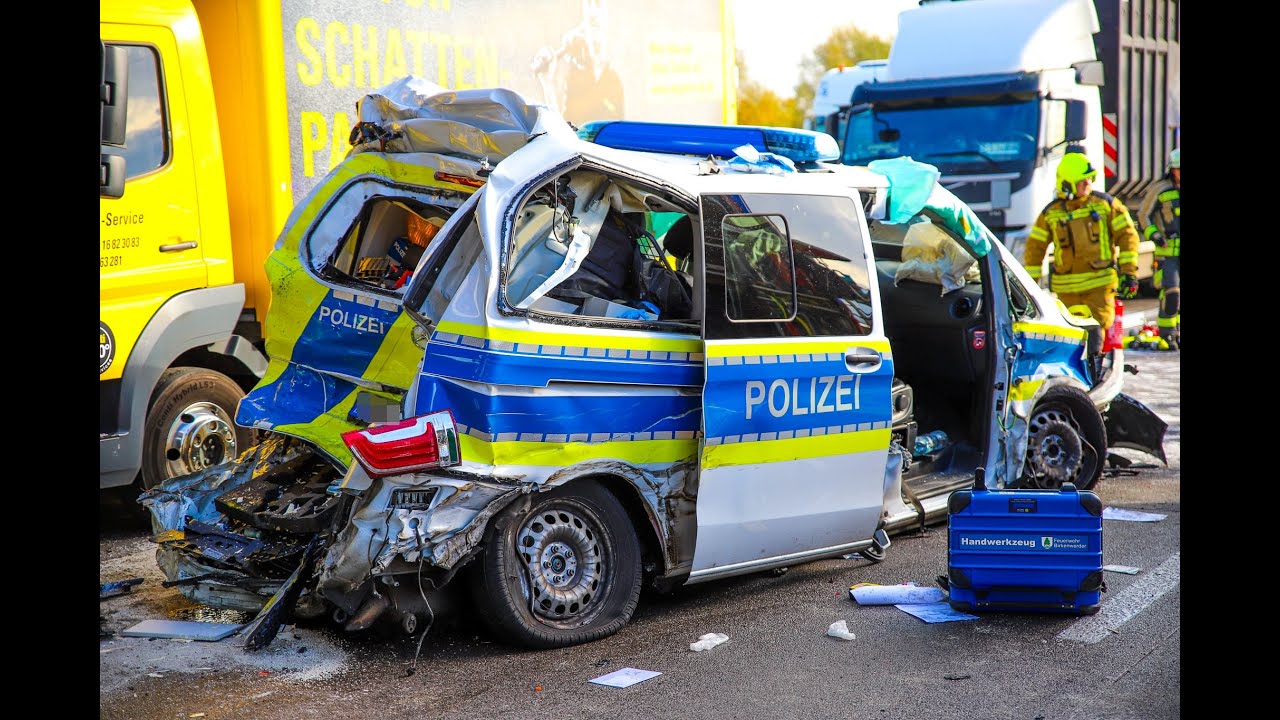 Schwerer Unfall auf der A10 LKW erfasst Polizeifahrzeug – Beamte verletzt
